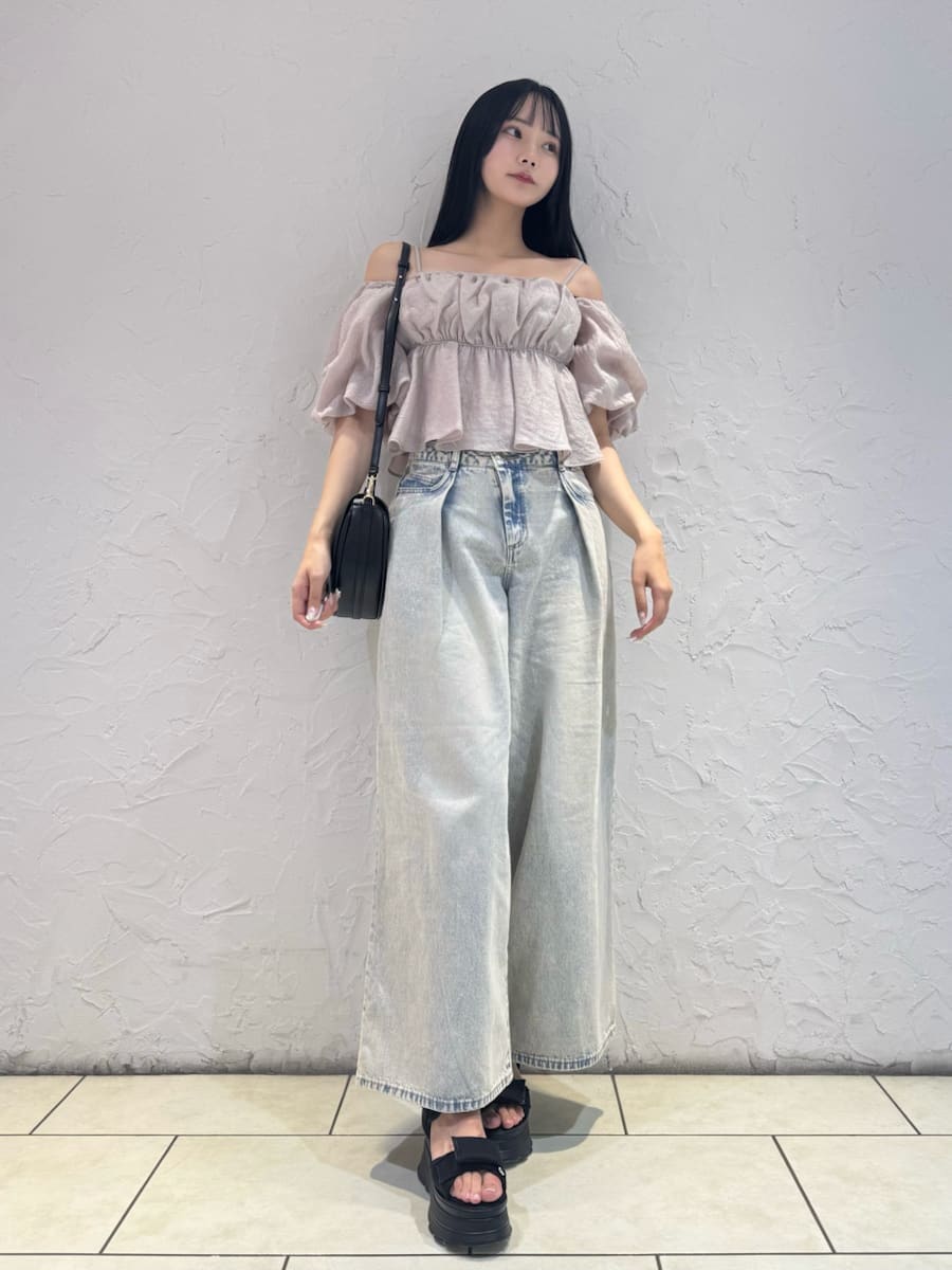 ピンク系のシャツ/ブラウス、ブルー系のデニムパンツ、ブラック系のハンドバッグを着用したレディースの夏コーディネートの3枚目の写真