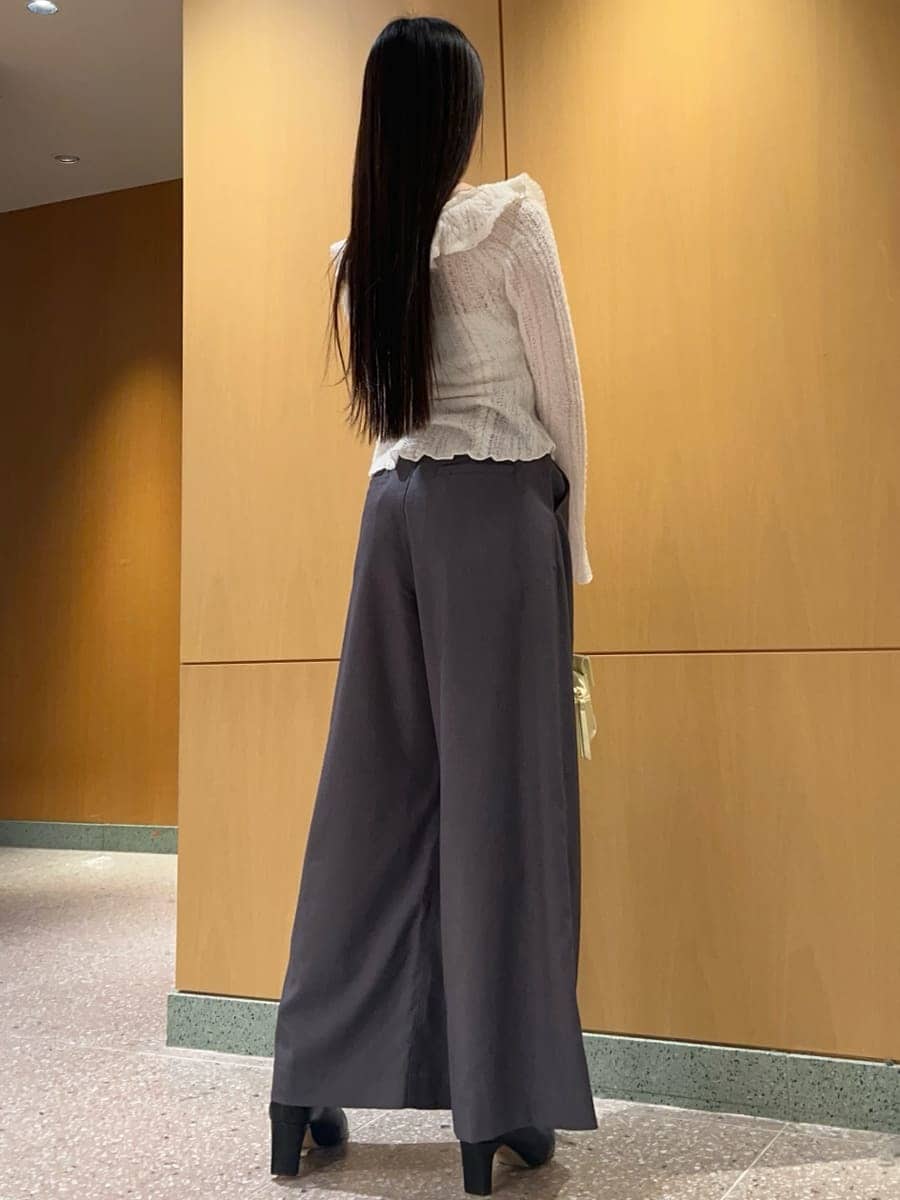 ホワイト系のニット/セーター、イエロー系のボストンバッグを着用したレディースの冬コーディネートの4枚目の写真