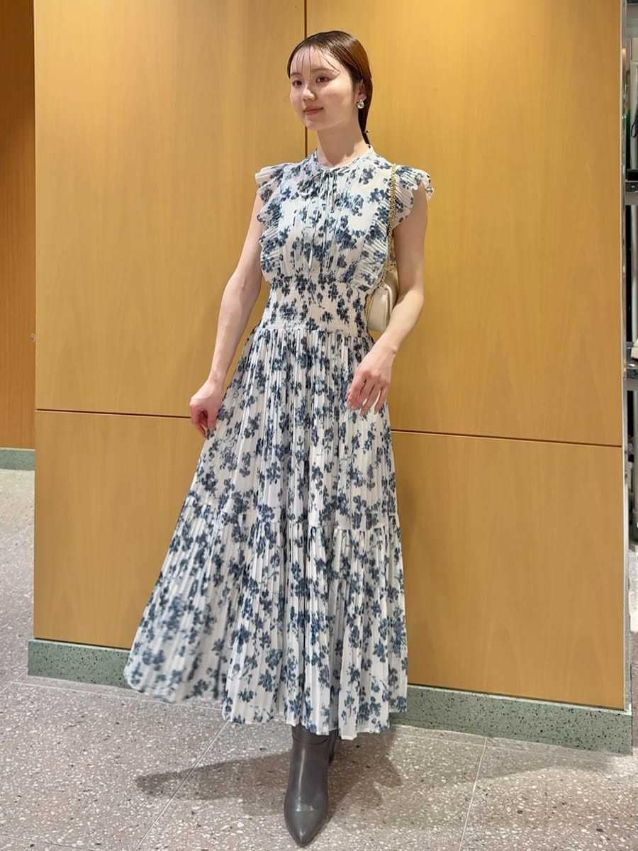 グレー系のブーツ、ブルー系のワンピース、グレー系のテーラードジャケットを着用したレディースの春コーディネートの3枚目の写真