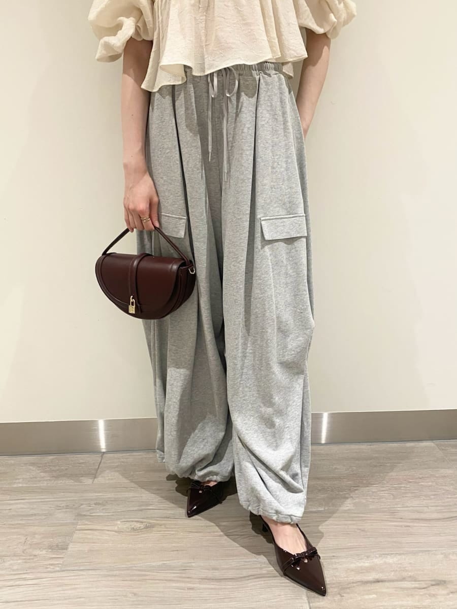 ホワイト系のシャツ/ブラウス、グレー系のその他パンツ、ブラウン系のハンドバッグを着用したレディースの秋コーディネートの6枚目の写真