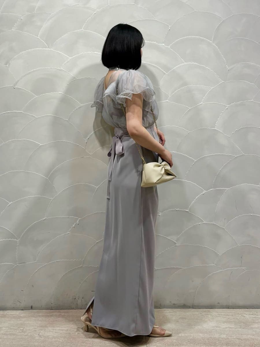 ブルー系のワンピースを着用したレディースの春コーディネートの2枚目の写真