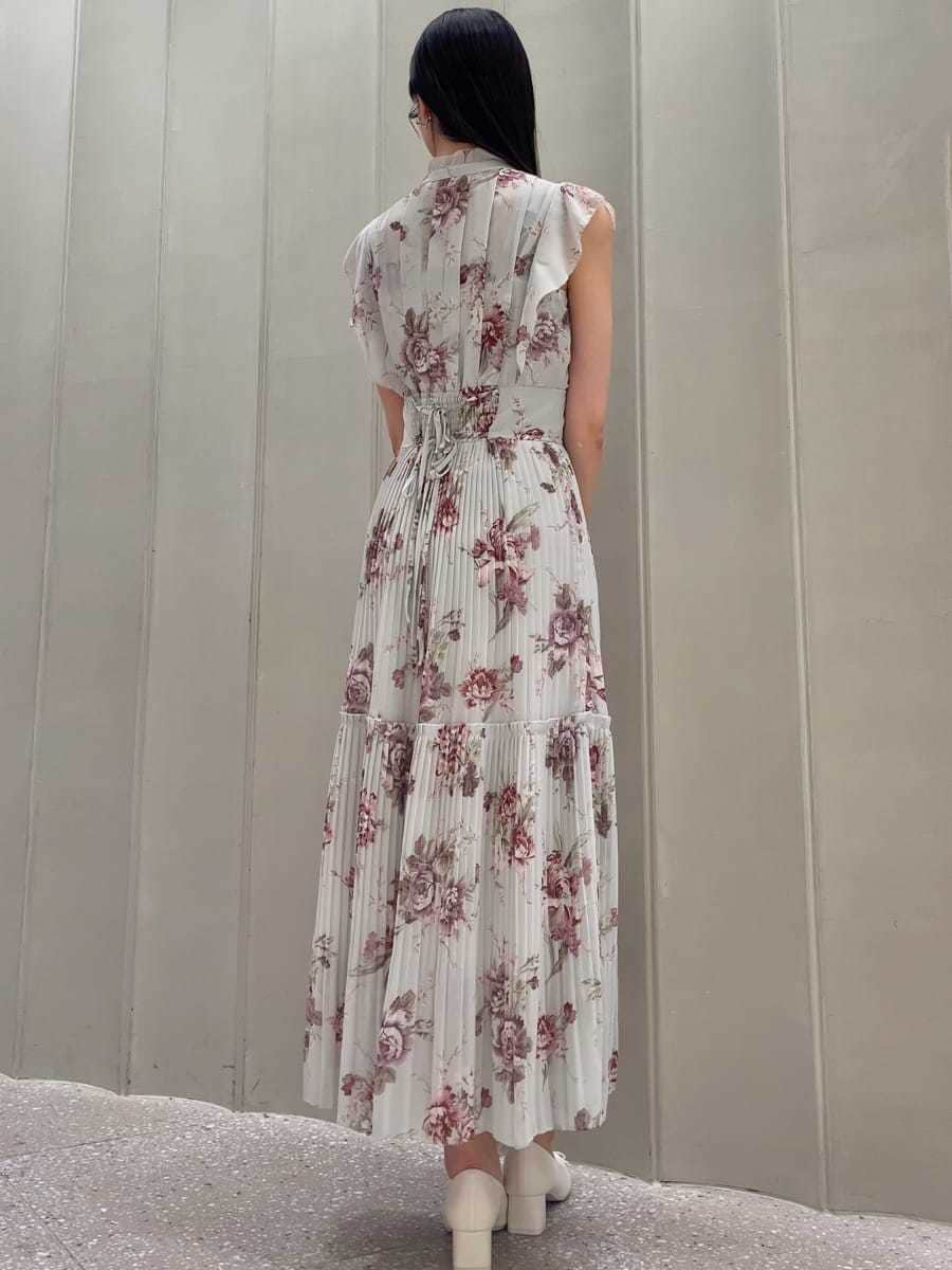 グリーン系のワンピース、ホワイト系のカーディガン/ボレロ、ホワイト系のショルダーバッグを着用したレディースの春コーディネートの10枚目の写真