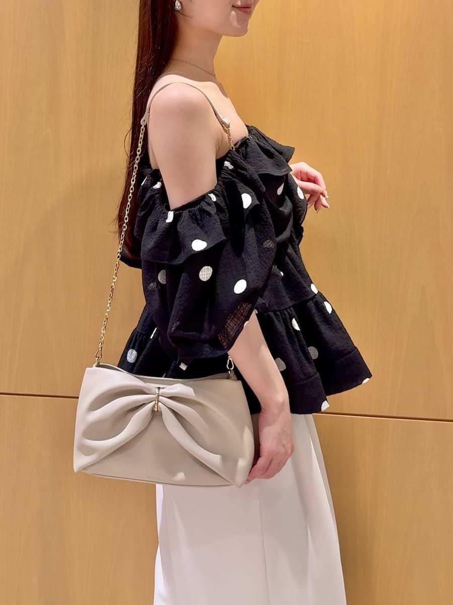 ホワイト系のその他パンツ、ブラック系のシャツ/ブラウス、ブラック系のサンダルを着用したレディースの春コーディネートの7枚目の写真