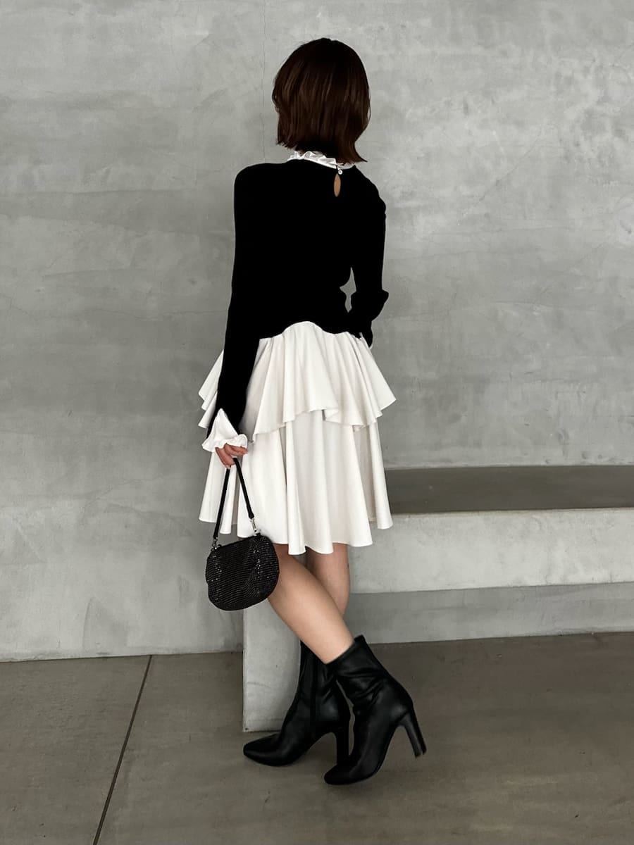 ブラック系のブーツ、ブラック系のワンピースを着用したレディースの冬コーディネートの7枚目の写真