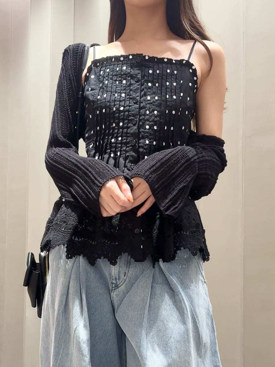 ブルー系のデニムパンツ、その他のキャミソール、ブラック系のカーディガン/ボレロを着用したレディースの夏コーディネートの4枚目の写真