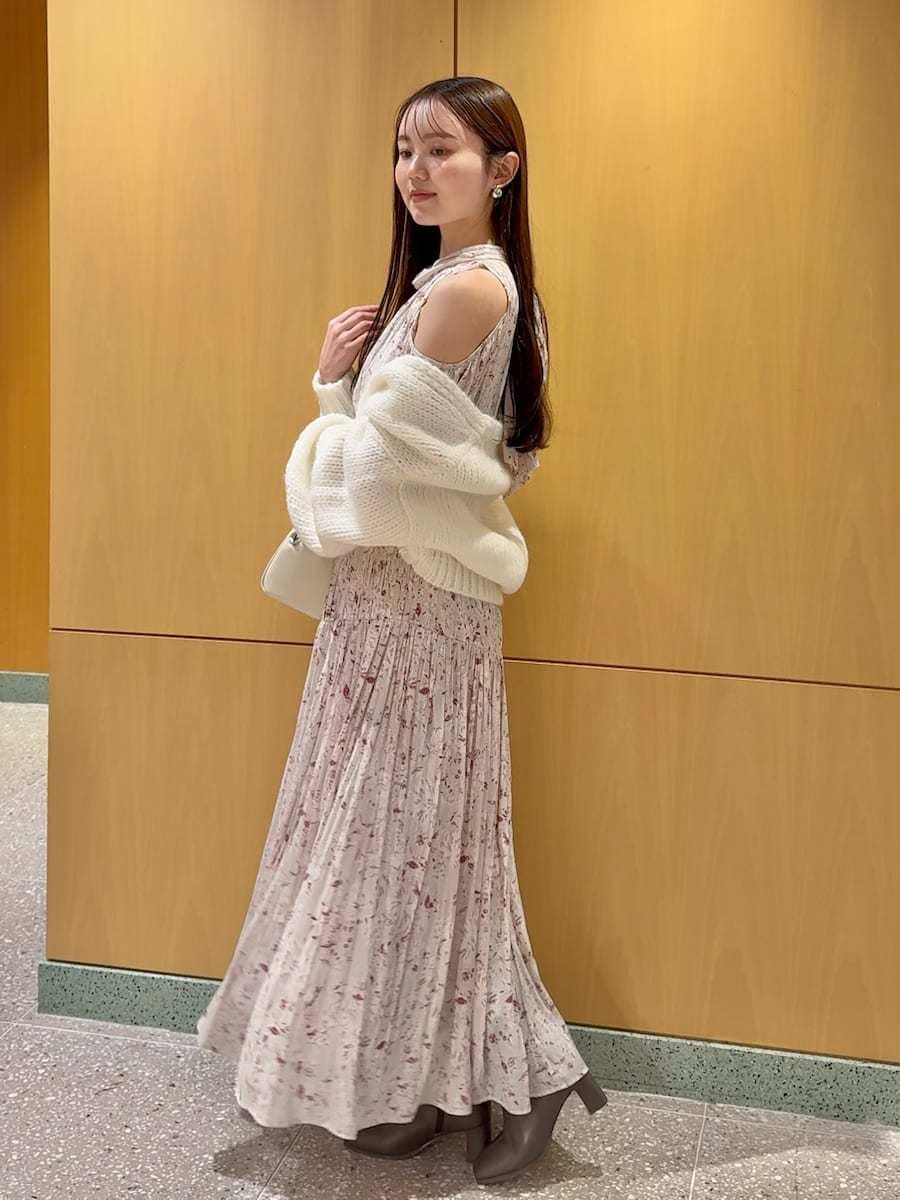 ピンク系のワンピース、ホワイト系のカーディガン/ボレロ、ホワイト系のボストンバッグを着用したレディースの冬コーディネートの2枚目の写真