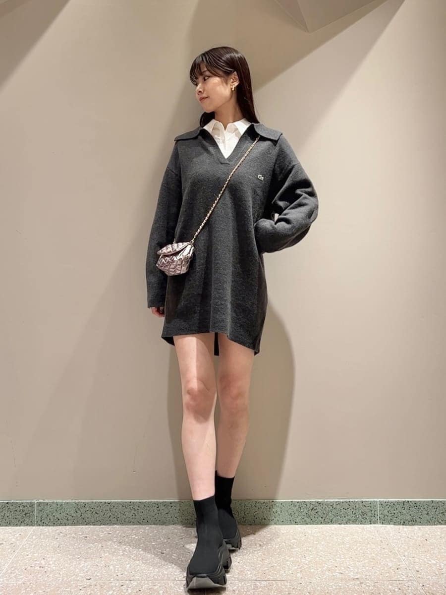 ホワイト系のシャツ/ブラウス、パープル系のショルダーバッグ、ブラック系のブーツを着用したレディースの秋コーディネートの2枚目の写真