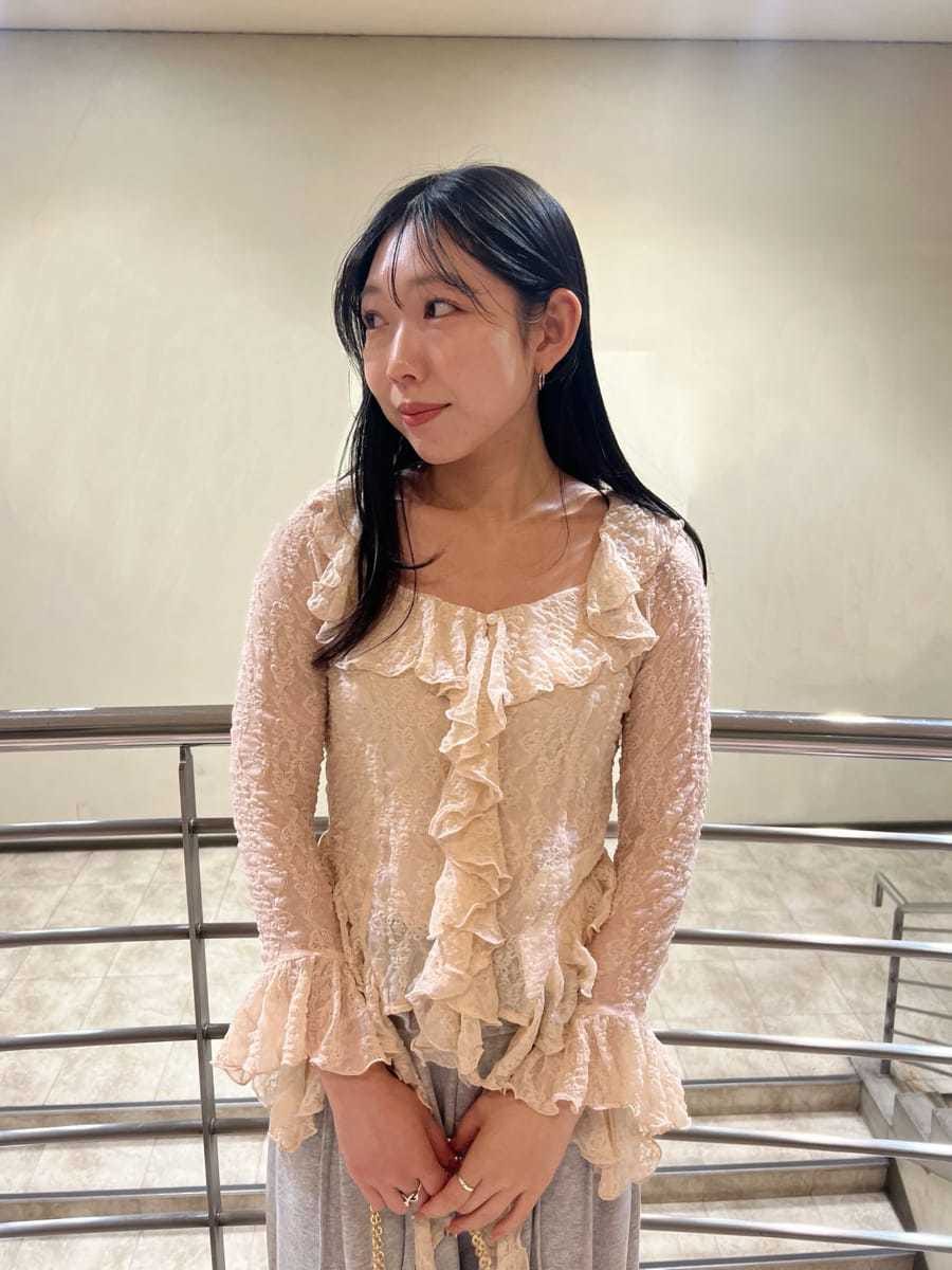 グレー系のその他パンツ、ピンク系のTシャツ/カットソー、その他のパンプスを着用したレディースの冬コーディネートの4枚目の写真