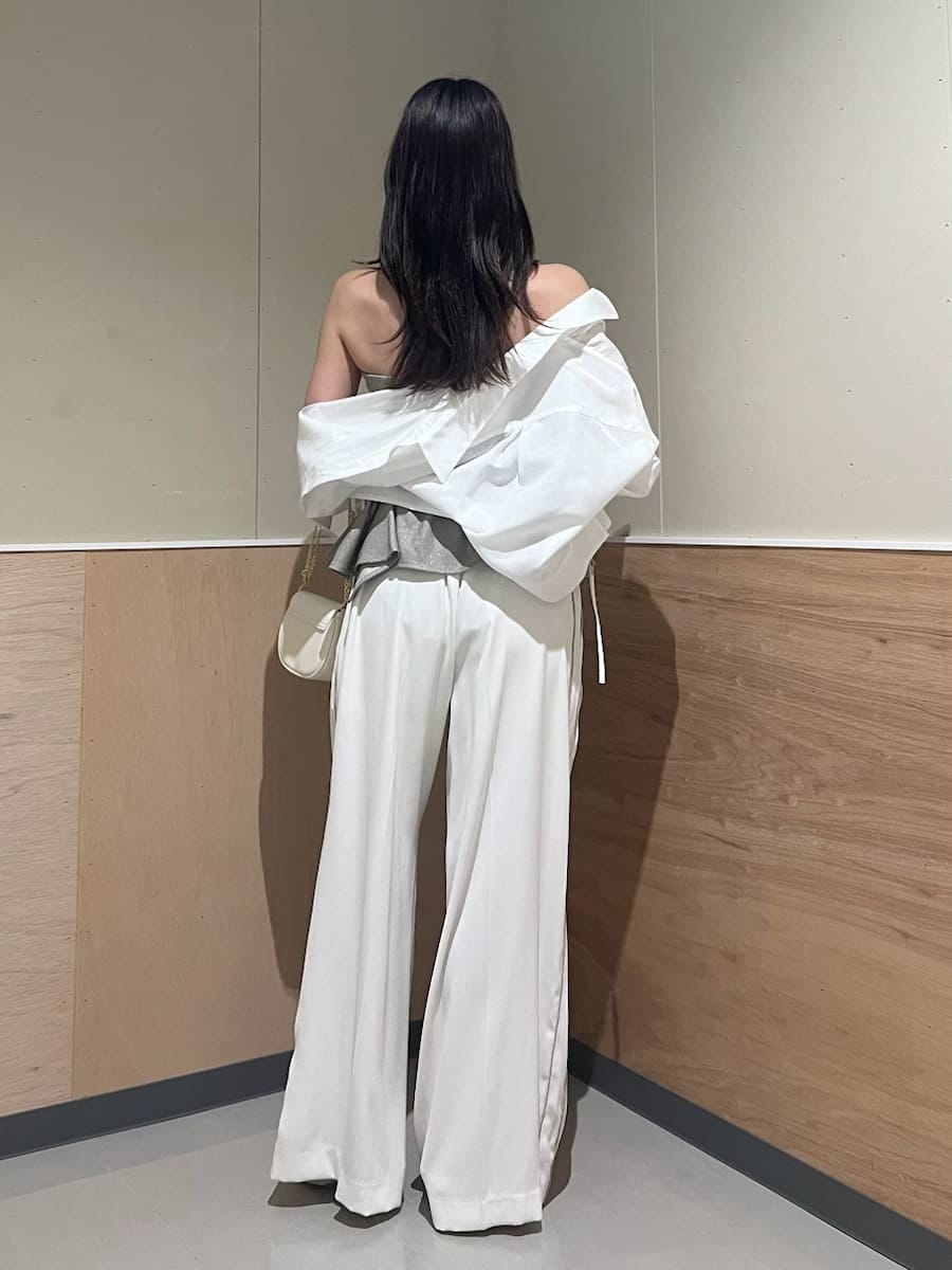 ホワイト系のショルダーバッグ、ホワイト系のその他パンツ、ベージュ系のその他トップスを着用したレディースの夏コーディネートの3枚目の写真