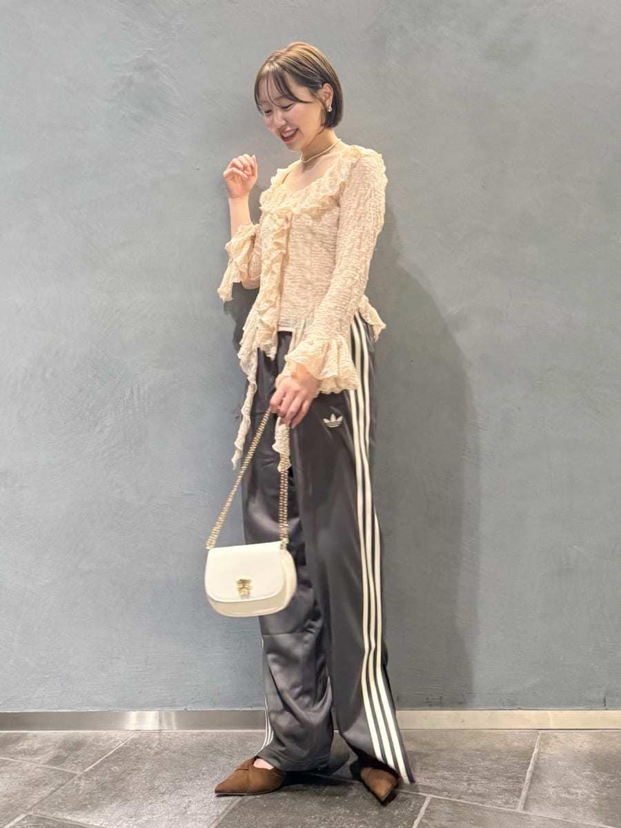 ピンク系のTシャツ/カットソー、グレー系のその他パンツ、ブラウン系のパンプスを着用したレディースの冬コーディネートの8枚目の写真