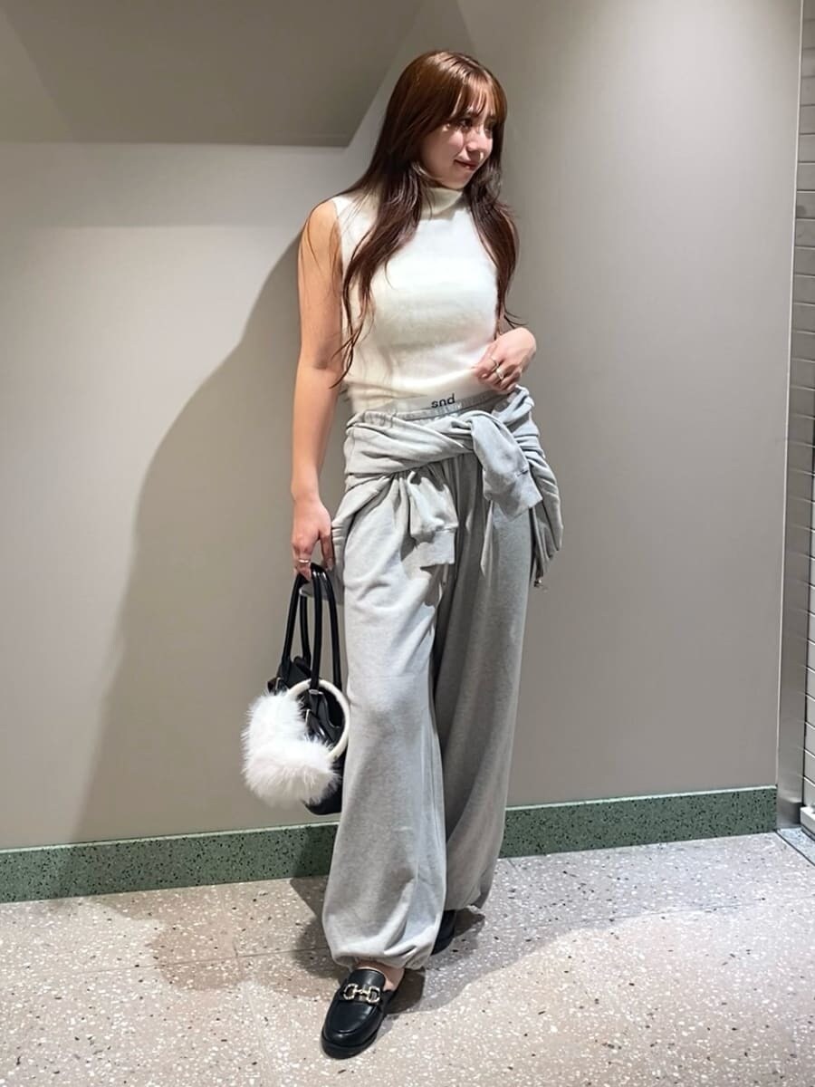 グレー系のその他パンツ、グレー系のパーカー、ホワイト系のTシャツ/カットソーを着用したレディースの秋コーディネートの3枚目の写真
