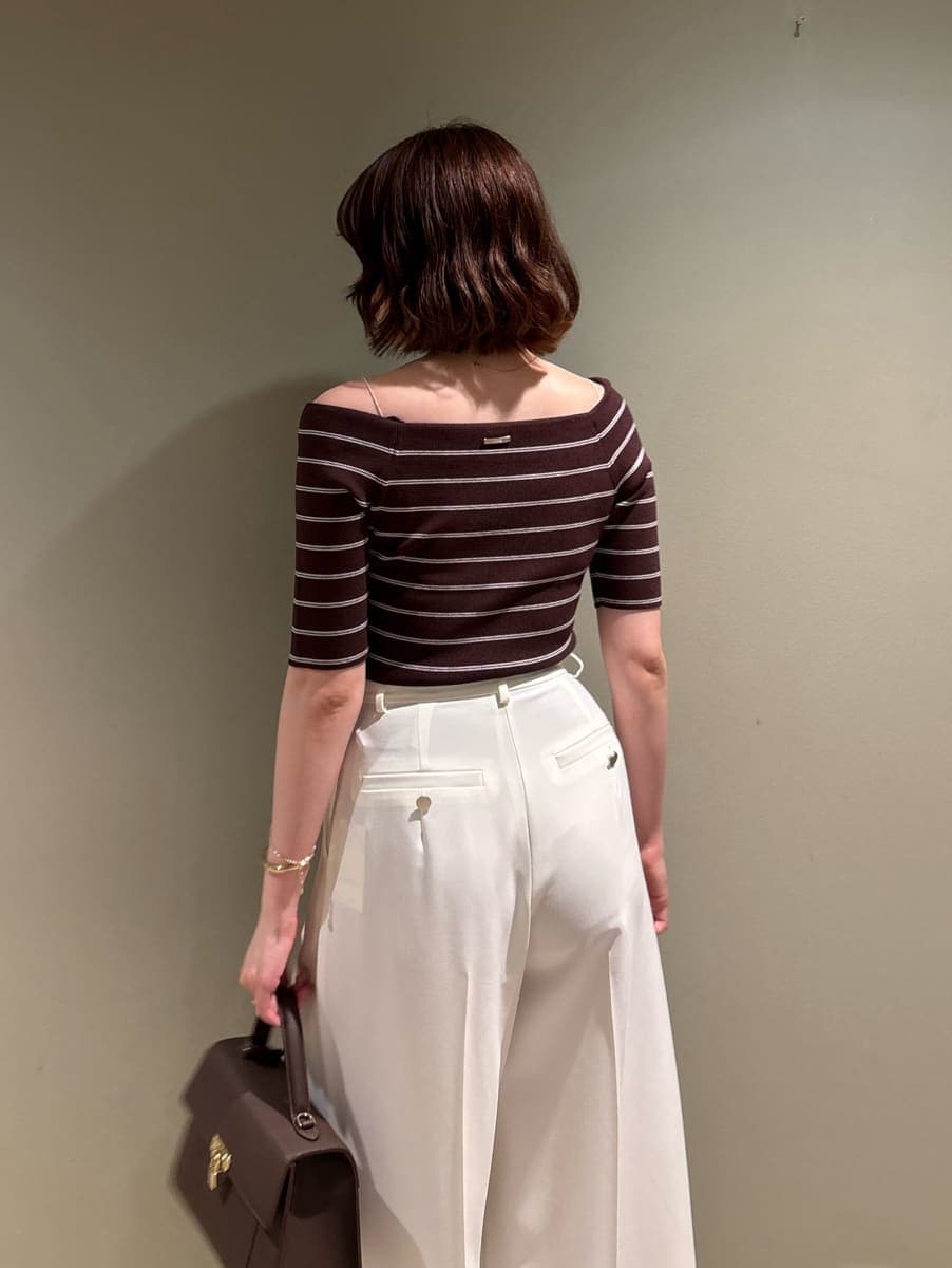 ブラウン系のハンドバッグ、ホワイト系のその他パンツ、ブラウン系のニット/セーターを着用したレディースの夏コーディネートの5枚目の写真