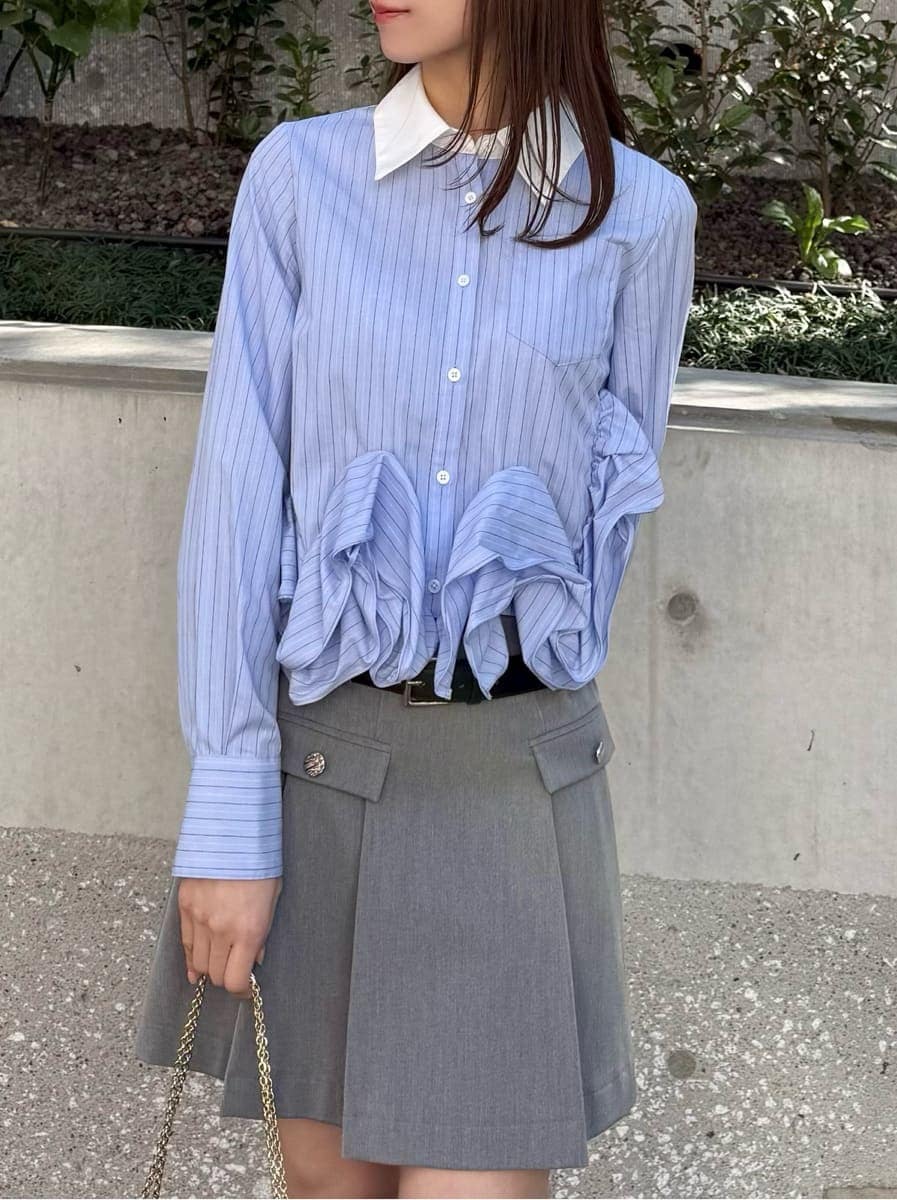 グレー系のスカート、その他のシャツ/ブラウス、ブラック系のショルダーバッグを着用したレディースの冬コーディネートの4枚目の写真