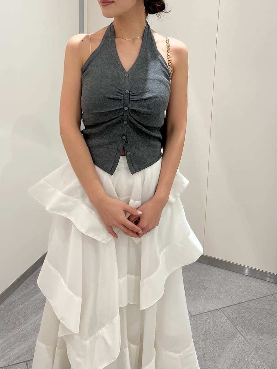 ホワイト系のスカート、グレー系のカーディガン/ボレロ、ブラック系のショルダーバッグを着用したレディースの春コーディネートの8枚目の写真