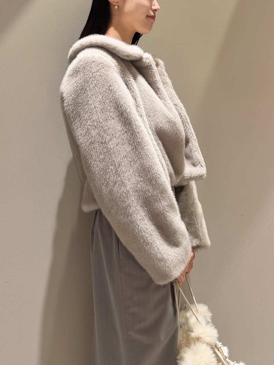 ベージュ系のステンカラーコート、その他のスカート、ホワイト系のハンドバッグを着用したレディースの秋コーディネートの3枚目の写真