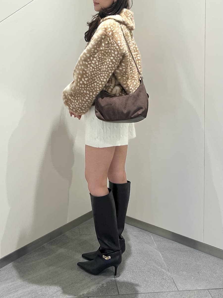 その他のブルゾン、ホワイト系のその他パンツ、ブラウン系のニット/セーターを着用したレディースの秋コーディネートの2枚目の写真