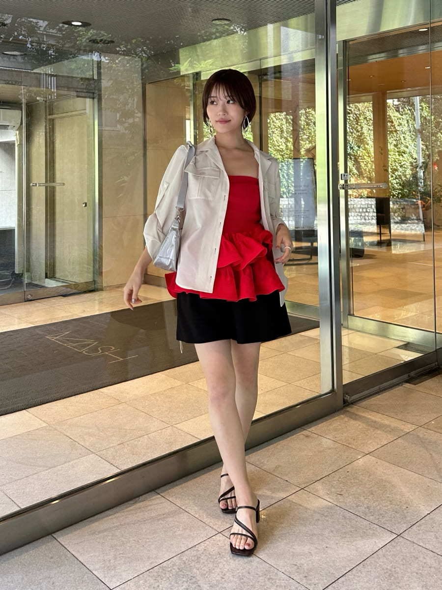 ブラック系のその他パンツ、レッド系のニット/セーター、シルバー系のショルダーバッグを着用したレディースの春コーディネートの7枚目の写真