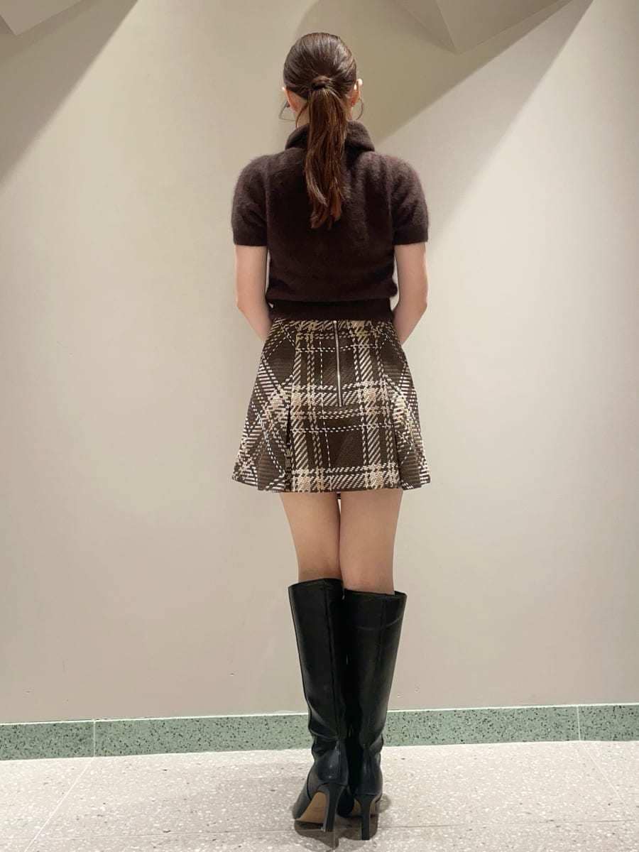 ブラウン系のスカート、ブラウン系のニット/セーター、ブラウン系のボストンバッグを着用したレディースの秋コーディネートの3枚目の写真