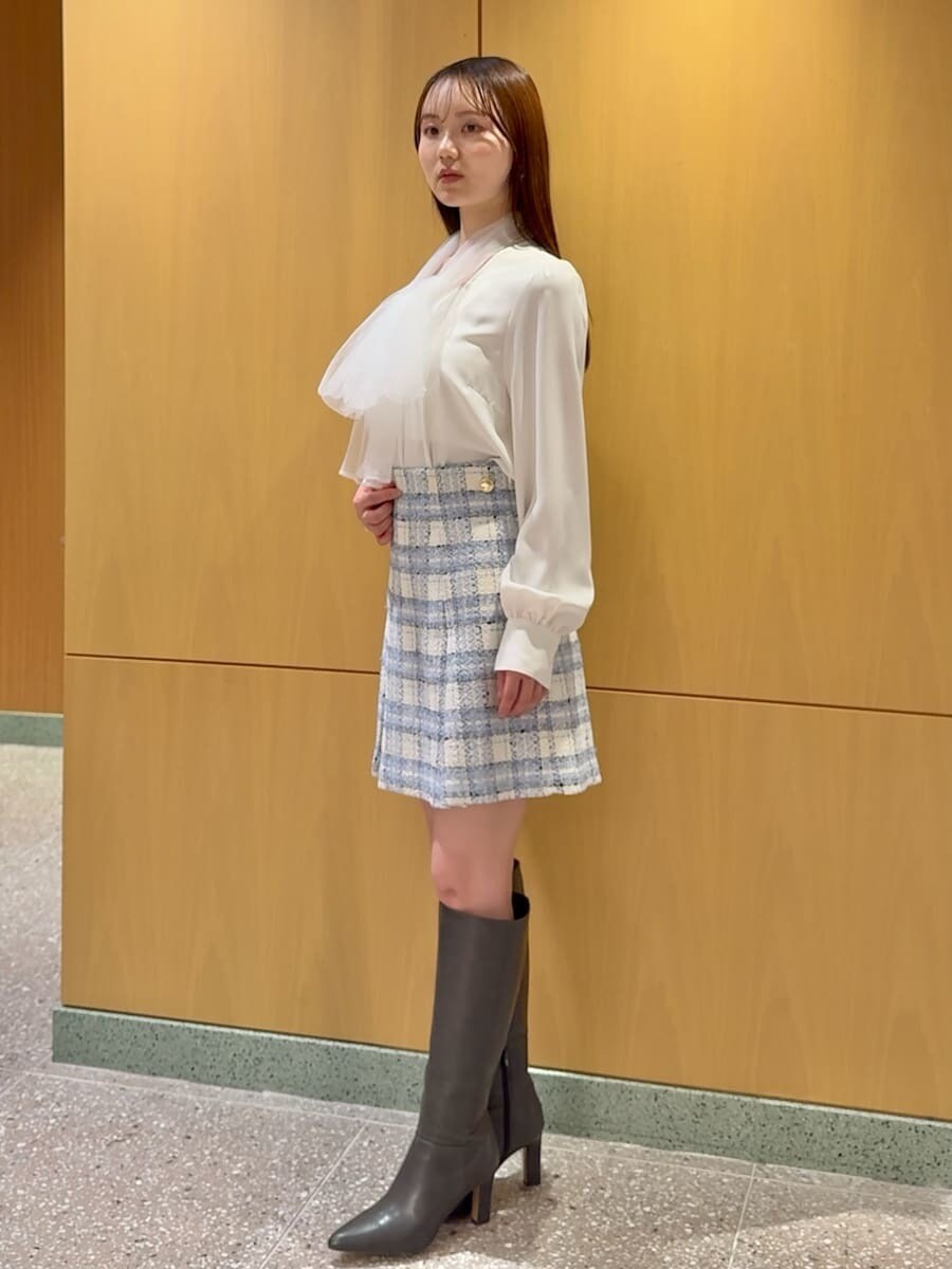 グレー系のブーツ、ブルー系のテーラードジャケット、ブルー系のスカートを着用したレディースの春コーディネートの5枚目の写真