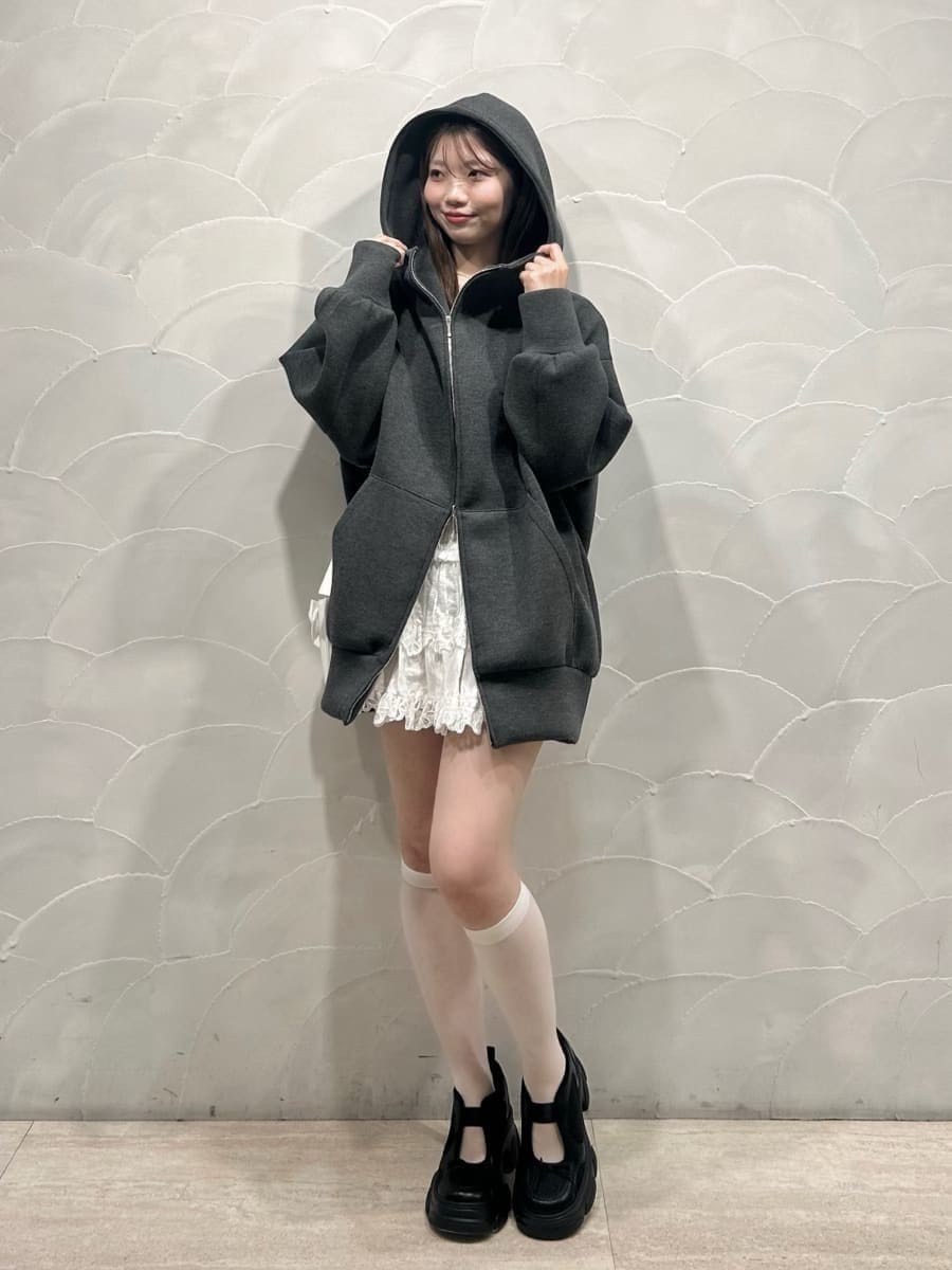 ホワイト系のその他パンツ、ホワイト系のショルダーバッグ、ブラック系のスニーカーを着用したレディースの春コーディネートの2枚目の写真