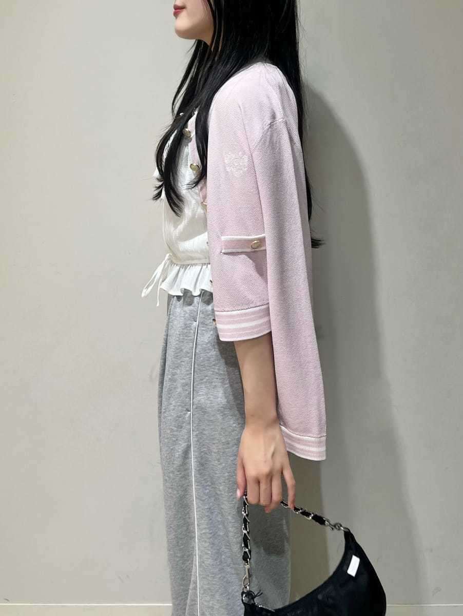 グレー系のその他パンツ、ホワイト系のシャツ/ブラウス、ピンク系のカーディガン/ボレロを着用したレディースの春コーディネートの2枚目の写真