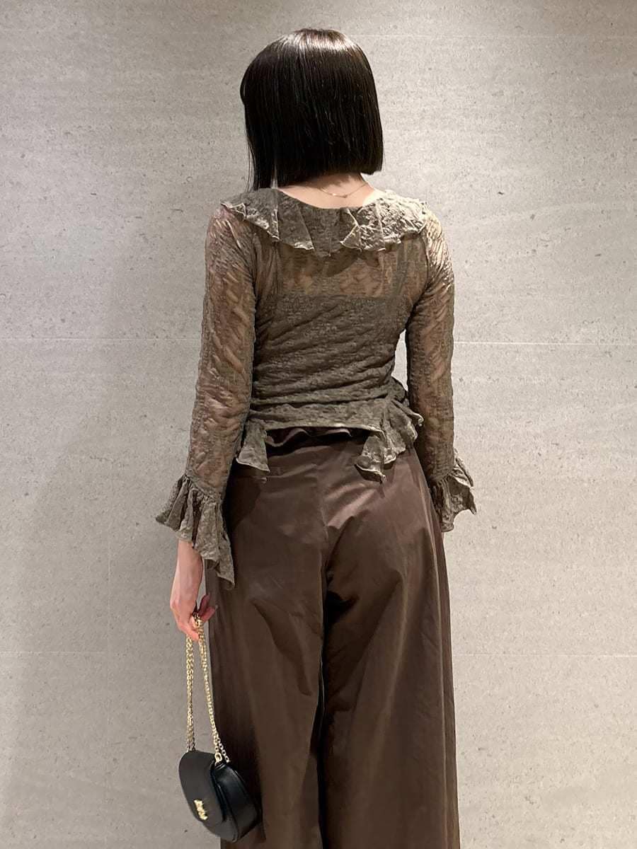 ブラウン系のその他パンツ、グリーン系のTシャツ/カットソー、ブラック系のショルダーバッグを着用したレディースの冬コーディネートの7枚目の写真