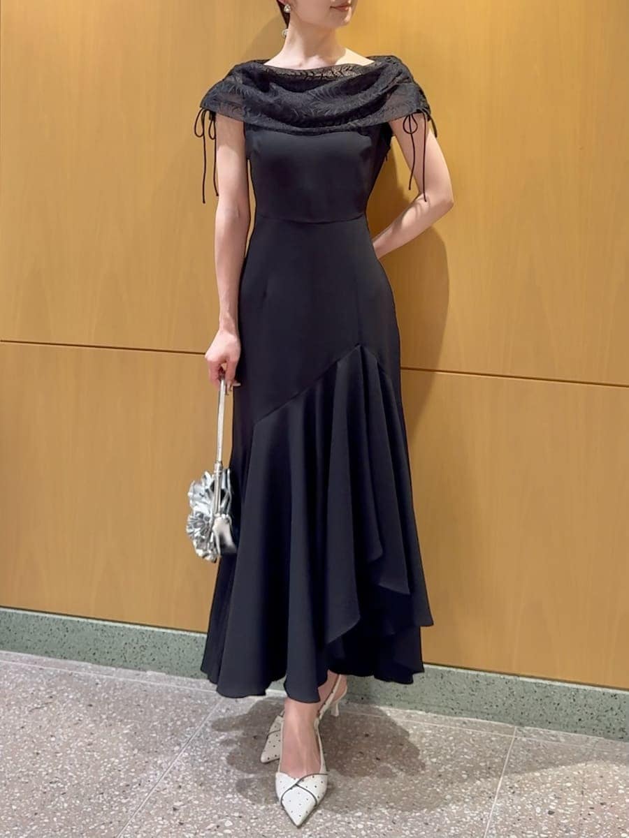 ブラック系のドレス、その他のパンプス、シルバー系のハンドバッグを着用したレディースの春コーディネートの6枚目の写真