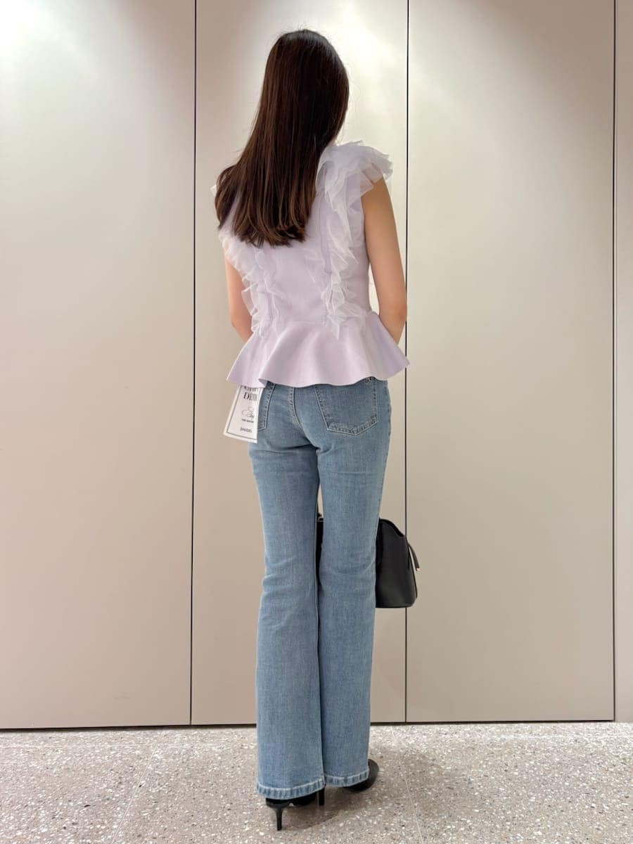 パープル系のニット/セーター、ブラック系のサンダル、ブラック系のボストンバッグを着用したレディースの夏コーディネートの3枚目の写真
