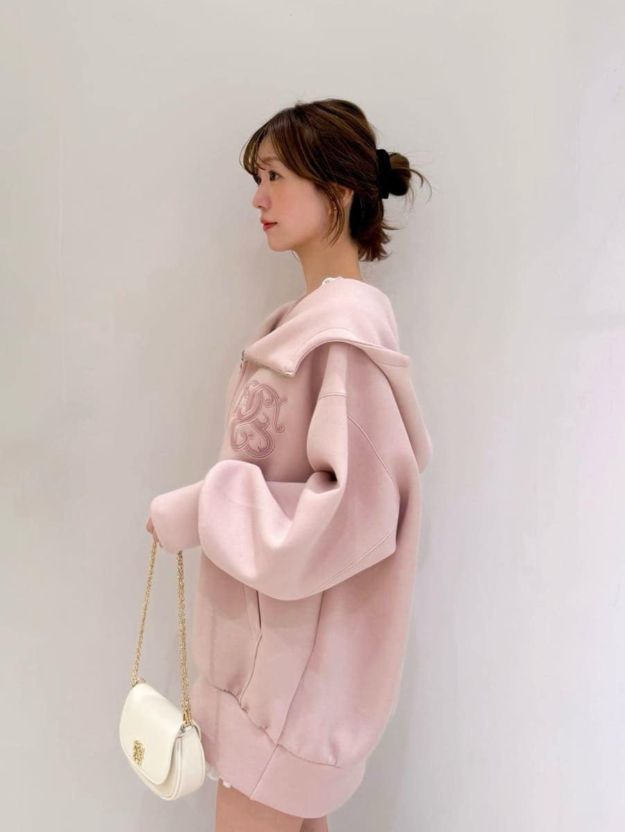 ホワイト系のその他パンツ、ホワイト系のシャツ/ブラウス、ホワイト系のショルダーバッグを着用したレディースの春コーディネートの3枚目の写真