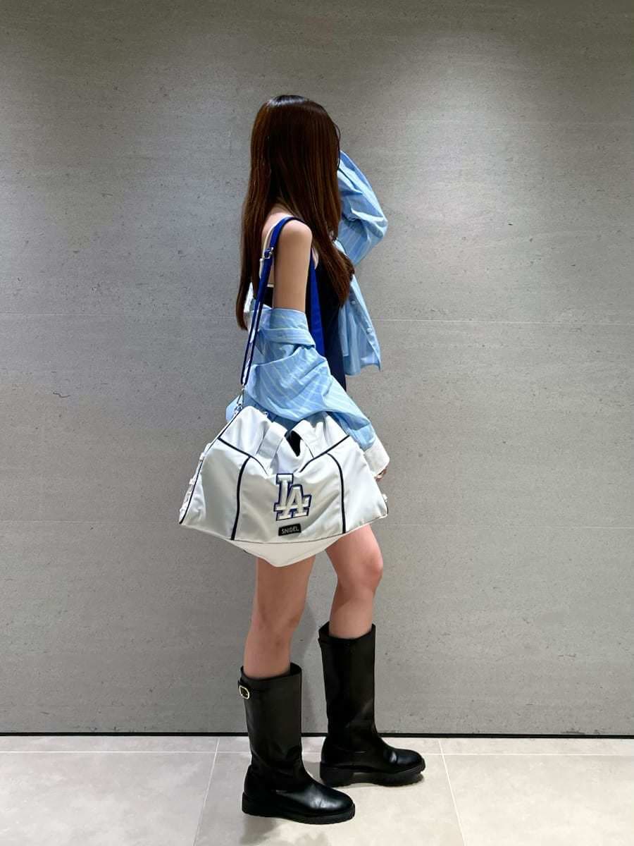 ブルー系のワンピース、ブルー系のシャツ/ブラウス、シルバー系のキーケース/キーアクセサリーを着用したレディースの春コーディネートの4枚目の写真