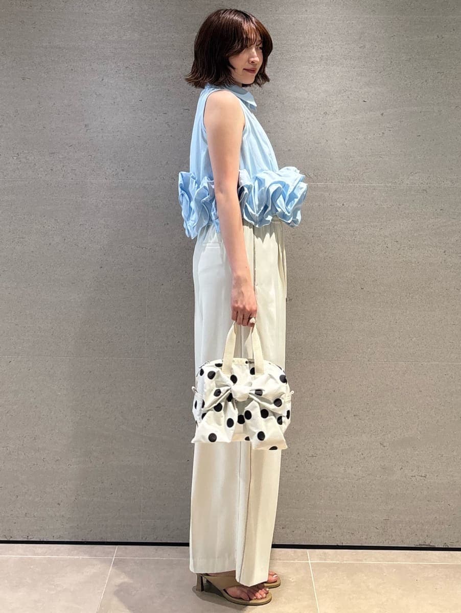 ホワイト系のその他パンツ、ブルー系のシャツ/ブラウス、ホワイト系のショルダーバッグを着用したレディースの夏コーディネートの3枚目の写真