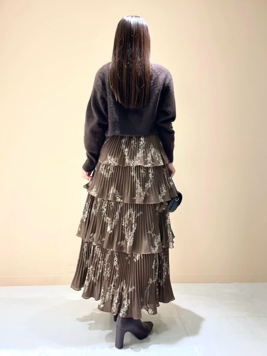 ブラウン系のカーディガン/ボレロ、ブラウン系のワンピース、ブラック系のハンドバッグを着用したレディースの秋コーディネートの4枚目の写真