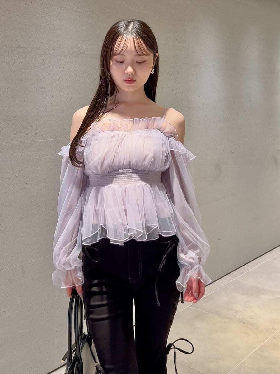 ブラック系のデニムパンツ、パープル系のシャツ/ブラウス、ブラック系のサンダルを着用したレディースの秋コーディネートの4枚目の写真