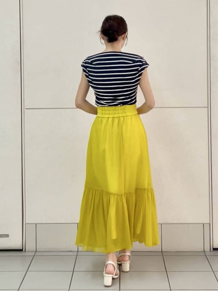 イエロー系のスカート、その他のTシャツ/カットソー、ホワイト系のハンドバッグを着用したレディースの春コーディネートの4枚目の写真