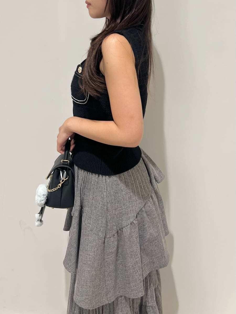 その他のワンピース、ブルー系のニット/セーター、ブラック系のショルダーバッグを着用したレディースの夏コーディネートの5枚目の写真