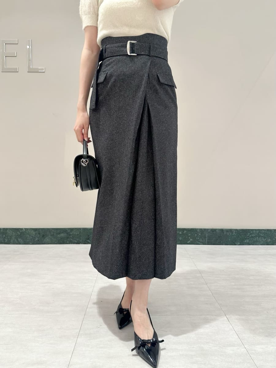 ベージュ系のキャミソール、グレー系のスカート、ブラック系のハンドバッグを着用したレディースの夏コーディネートの3枚目の写真