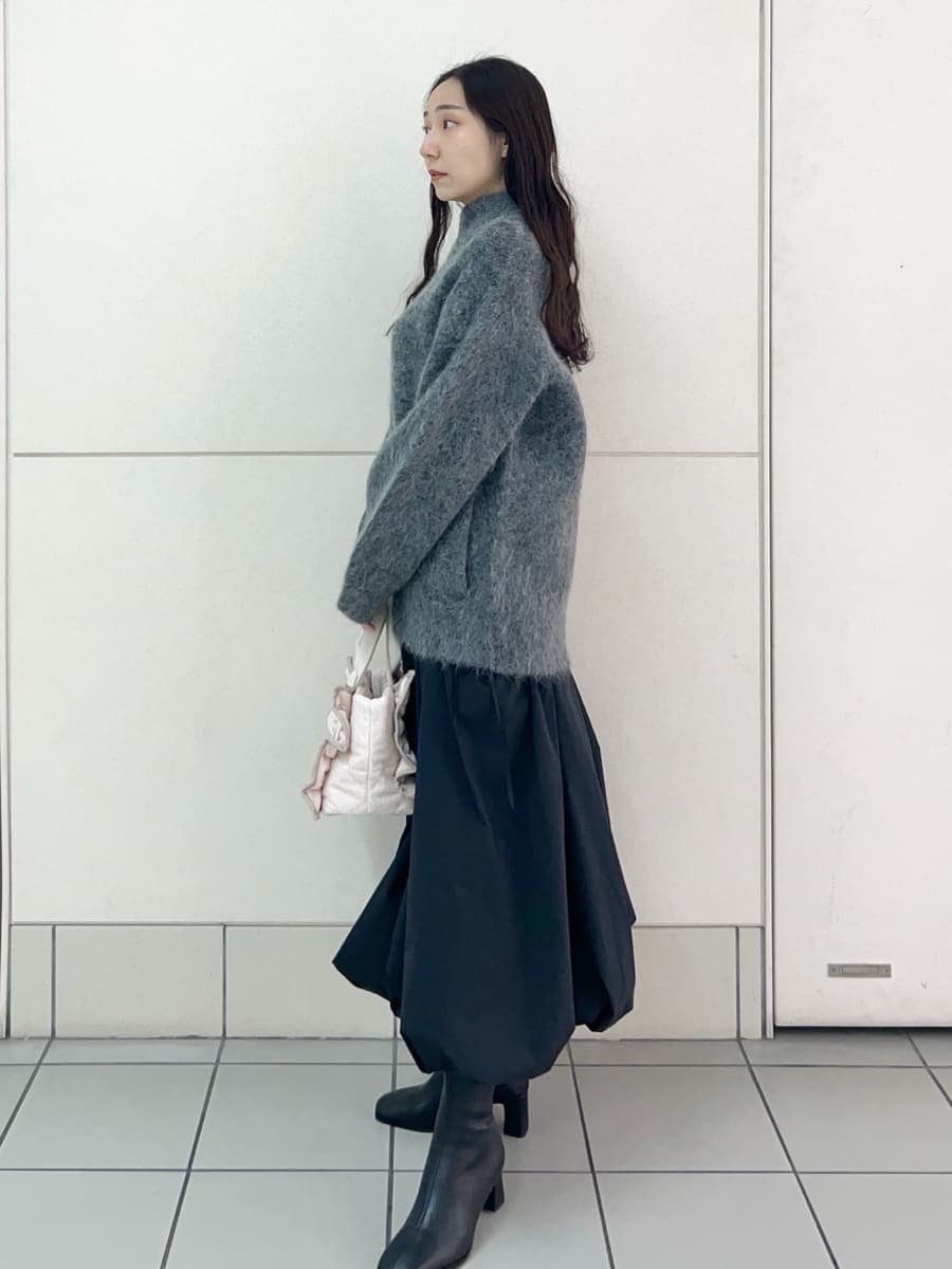 グレー系のブルゾン、ブラック系のスカート、ピンク系のハンドバッグを着用したレディースの秋コーディネートの3枚目の写真