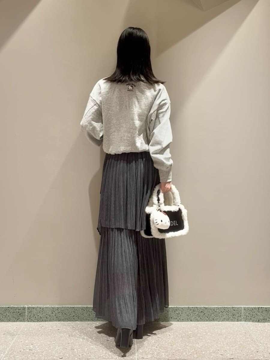 グレー系のスウェット、その他のスカート、ブラック系のハンドバッグを着用したレディースの秋コーディネートの3枚目の写真