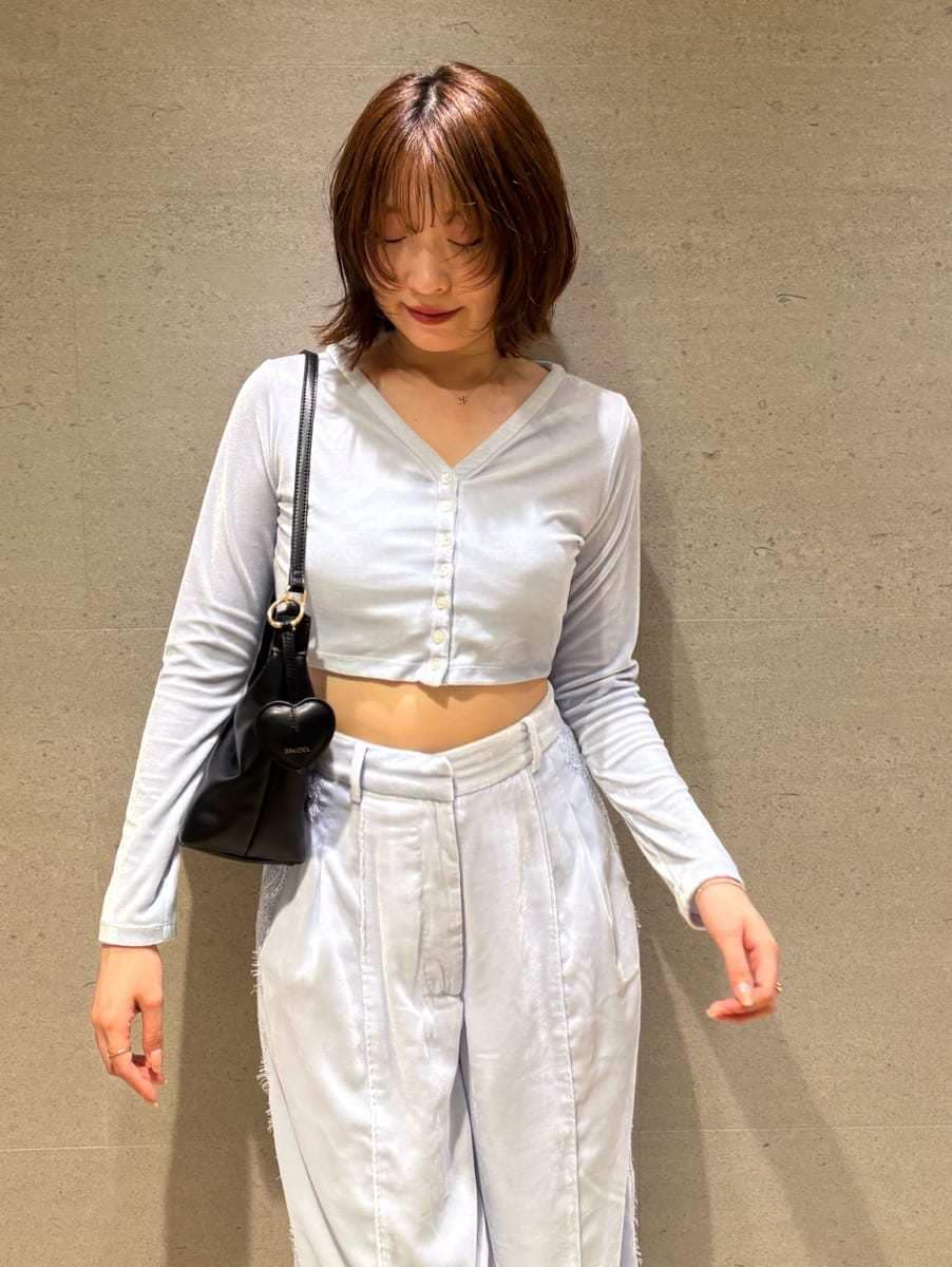 ブルー系のその他パンツ、ブルー系のカーディガン/ボレロ、その他のパンプスを着用したレディースの秋コーディネートの6枚目の写真