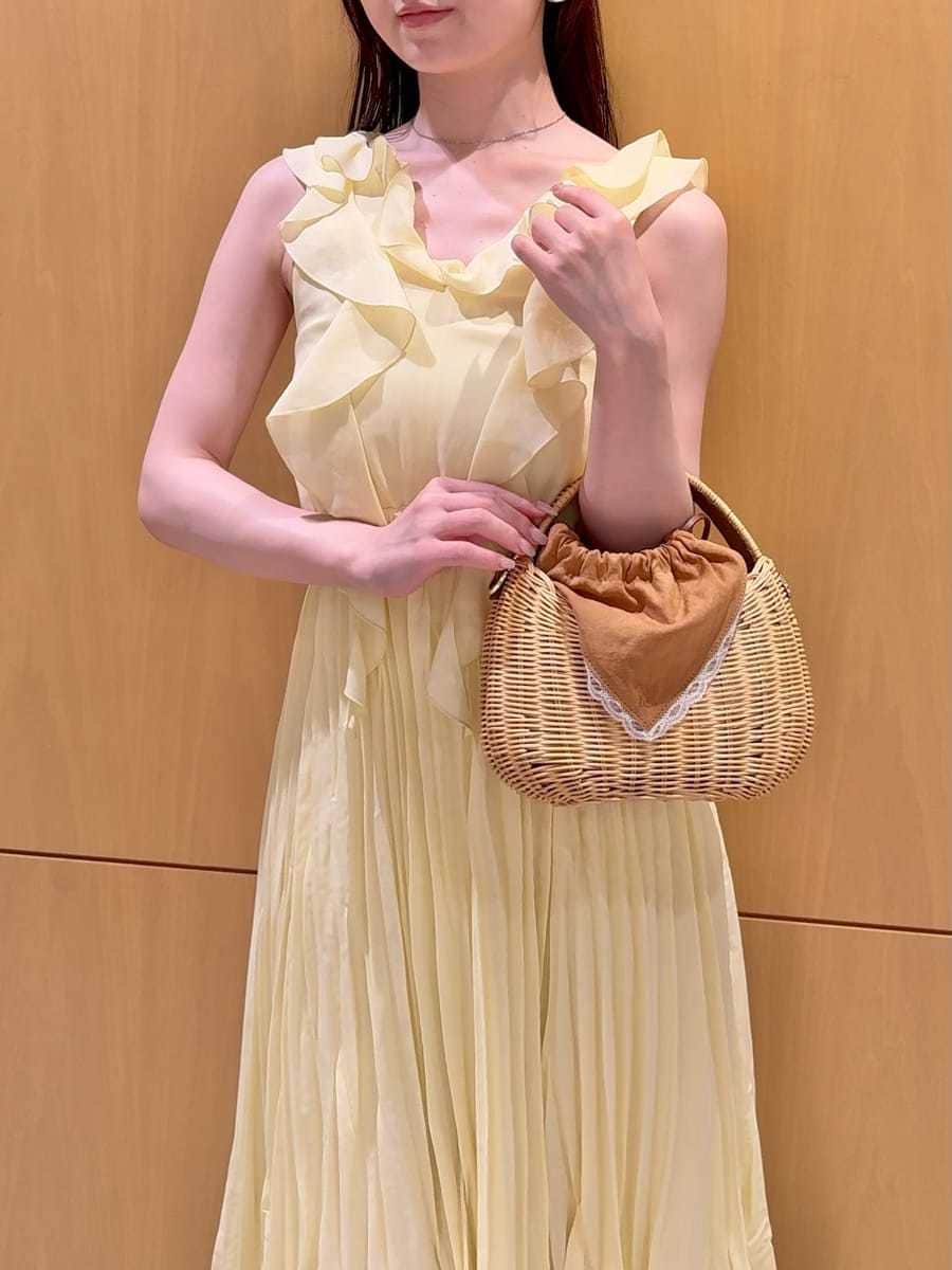 ブラウン系のかごバッグ、その他のサンダル、イエロー系のワンピースを着用したレディースの夏コーディネートの8枚目の写真