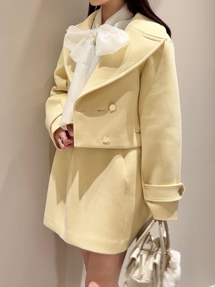 その他のニット/セーター、イエロー系のピーコート、イエロー系のスカートを着用したレディースの冬コーディネートの6枚目の写真