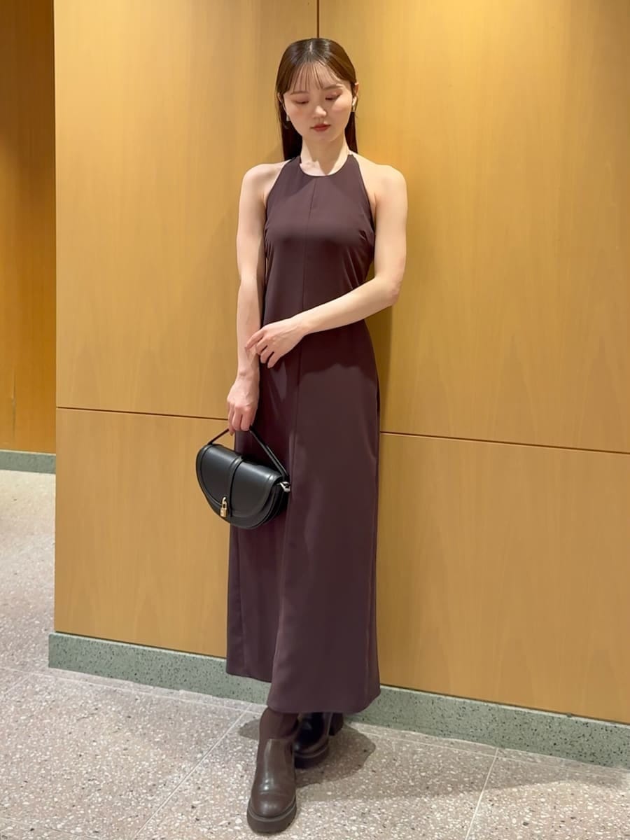 ピンク系のカーディガン/ボレロ、ピンク系のワンピース、ブラック系のハンドバッグを着用したレディースの秋コーディネートの5枚目の写真