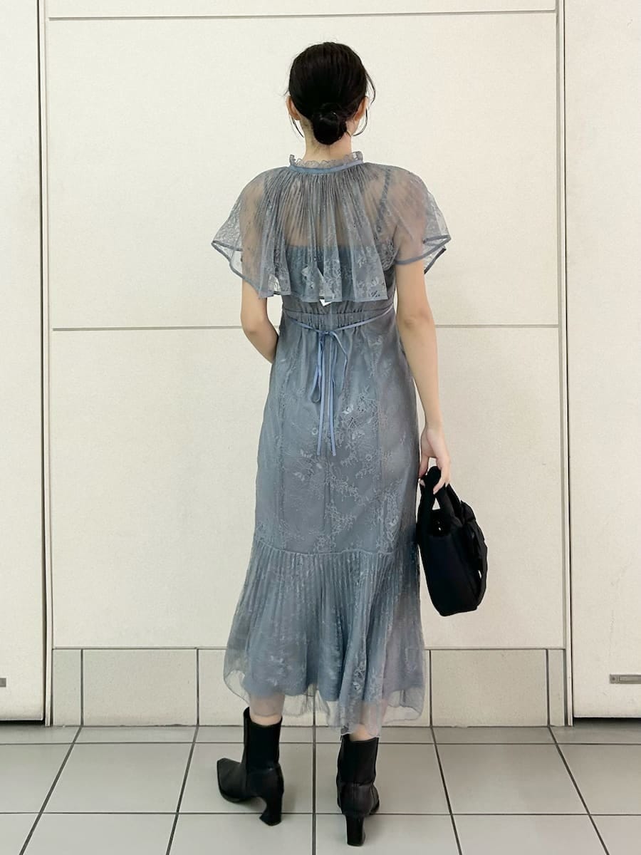 グレー系のドレスを着用したレディースの冬コーディネートの4枚目の写真