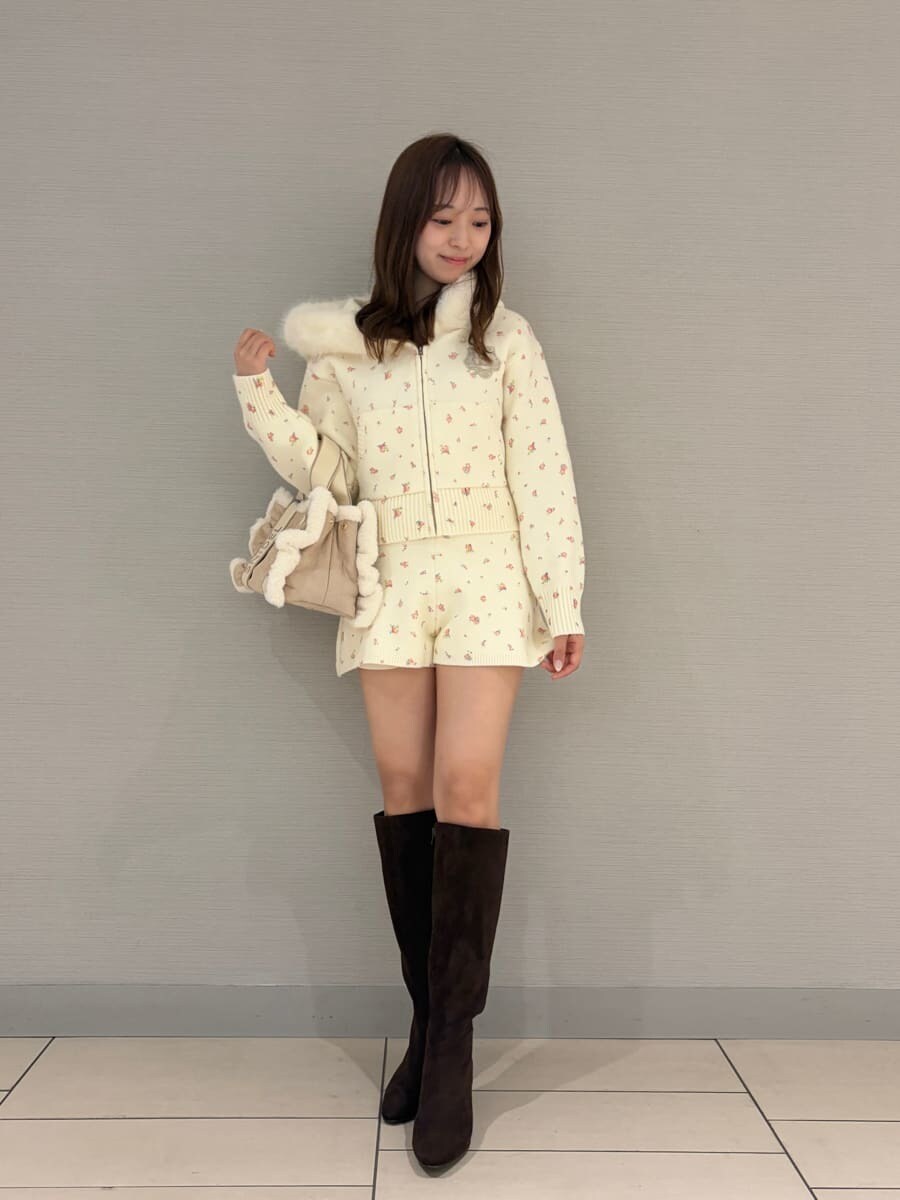 その他のその他パンツ、その他のパーカー、ブラウン系のブーツを着用したレディースの秋コーディネートの4枚目の写真