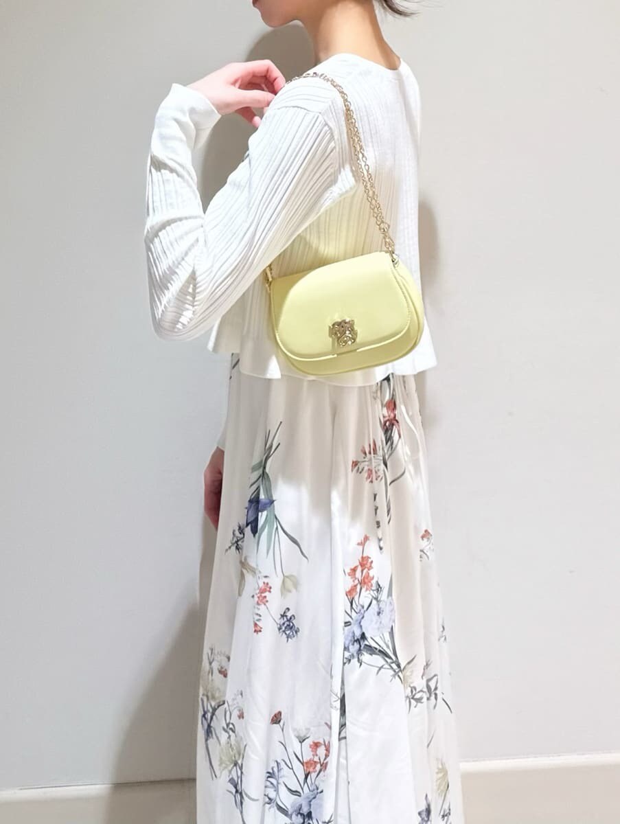 ブラウン系のブーツ、ベージュ系のトレンチコート、ホワイト系のカーディガン/ボレロを着用したレディースの冬コーディネートの5枚目の写真