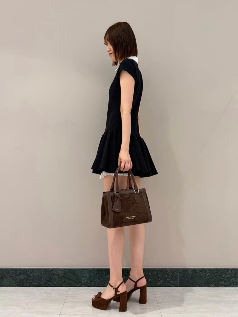 ブラック系のその他パンツ、ブラック系のワンピース、ブラウン系のサンダルを着用したレディースの夏コーディネートの2枚目の写真