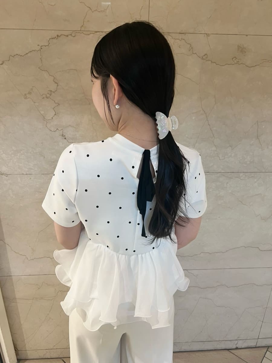 ホワイト系のその他パンツ、その他のTシャツ/カットソー、イエロー系のパンプスを着用したレディースの春コーディネートの5枚目の写真