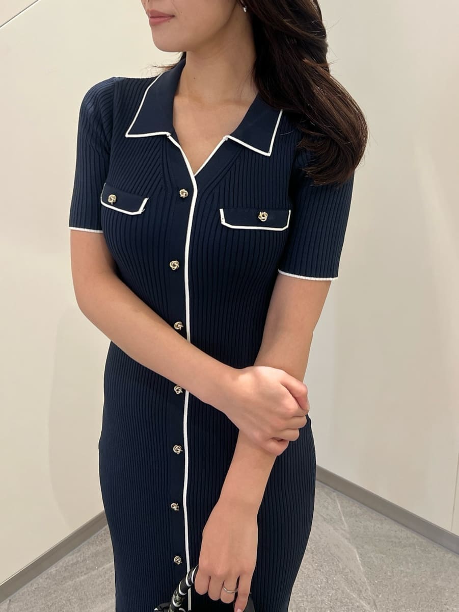 ブルー系のワンピース、ブラック系のハンドバッグを着用したレディースの春コーディネートの4枚目の写真