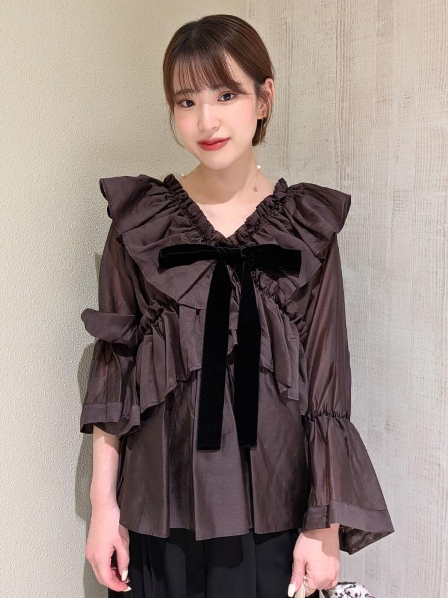 ブラック系のその他パンツ、ブラウン系のシャツ/ブラウス、その他のパンプスを着用したレディースの秋コーディネートの2枚目の写真