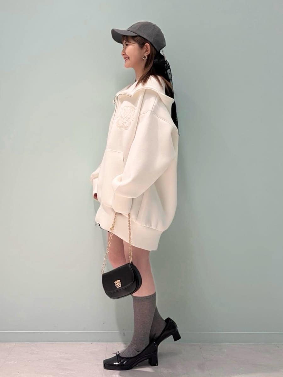 ブラック系のその他パンツ、ブラック系のショルダーバッグ、ブラック系のパンプスを着用したレディースの春コーディネートの4枚目の写真